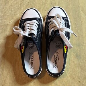 Classic Black and White Low-Top Sneakers with Rubber Sole- like new